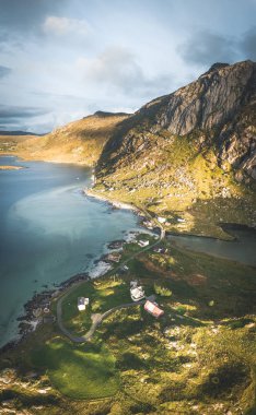 Hava dron Panorama view Beach yakınındaki Reine Hamny Bjoernsand Lofoten. Kvalvika ve Haukland Beach.
