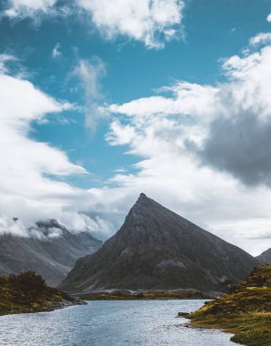 Çarpıcı Fredvang köprüler Lofoten Adaları, Norveç bir dron anteni gördün. Fredvang balıkçı köyü bağlandıklarında üzerinde Moskenes ya ya Flakstad komşu ada ile ada.
