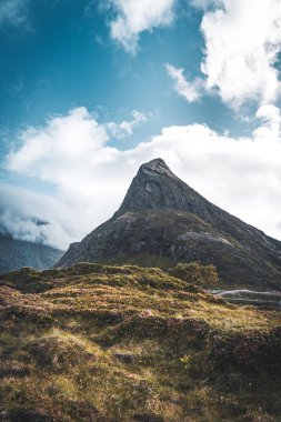 Çarpıcı Fredvang dağ Lofoten Adaları Norveç bir dron anteni gördün. Fredvang balıkçı köyü bağlandıklarında üzerinde Moskenes ya ya Flakstad komşu ada ile ada.