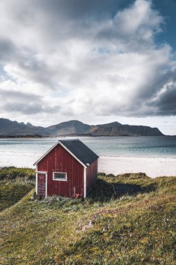Balıkçılar tipik bir ev rorbu beach kare üzerinde Ramberg Lofoten Adaları, Norveç Avrupa Deniz denilen