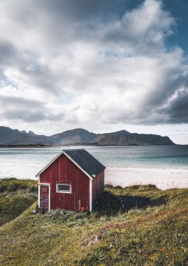 Balıkçılar tipik bir ev rorbu beach kare üzerinde Ramberg Lofoten Adaları, Norveç Avrupa Deniz denilen