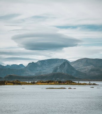 Temiz su dağlarda büyülü yansımaları. Norveç Kuzey yaz gezisi sırasında. Lofoten, Norveç.
