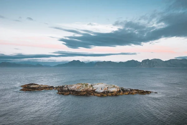 Soluppgång och solnedgång på Henningsvaer, fiskeby som ligger på flera små öar i ögruppen Lofoten, Norge under en blå himmel med moln. — Stockfoto