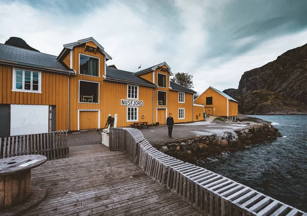 Nusfjord auténtico pueblo de pescadores con casas tradicionales rorbu rojo en otoño. Islas Lofoten, Noruega —  Fotos de Stock