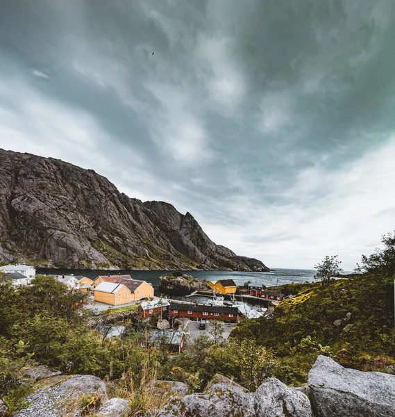 가 전통적인 빨간 rorbu 하우스와 Nusfjord 정통 낚시 마을. Lofoten 섬, 노르웨이 — 스톡 사진