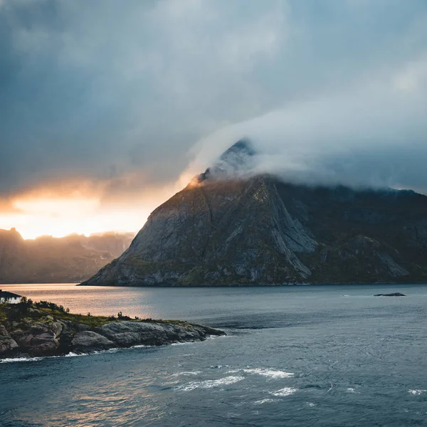 Драматичні захід сонця над горами і морем прибуття острови в Норвегії — стокове фото
