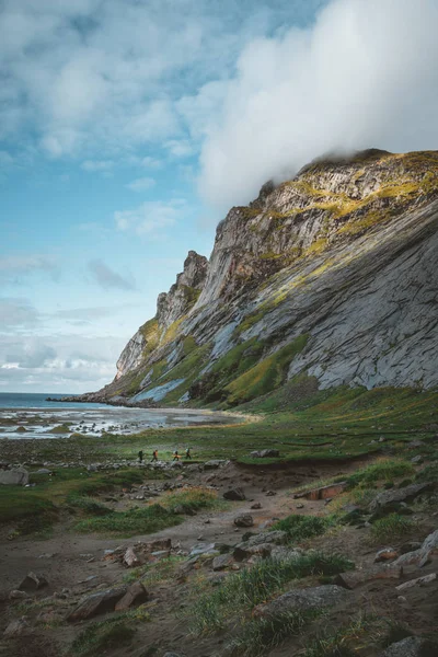 Пешие прогулки на песчаном пляже Бунес с видом на Бунес-фьорд на Лофотенских островах в Норвегии на голубом небе с облаками солнечного дня . — стоковое фото