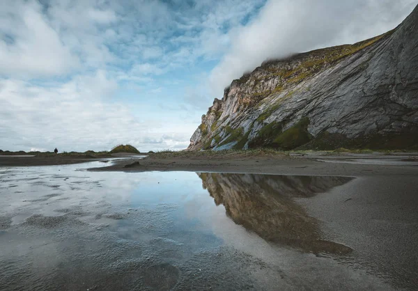 Pěší turistika dojmy pana Bunes písek pláže s výhledem na Bunes Fjorden na ostrovy Lofoten v Norsku na modrou oblohu s mraky slunečný den. — Stock fotografie