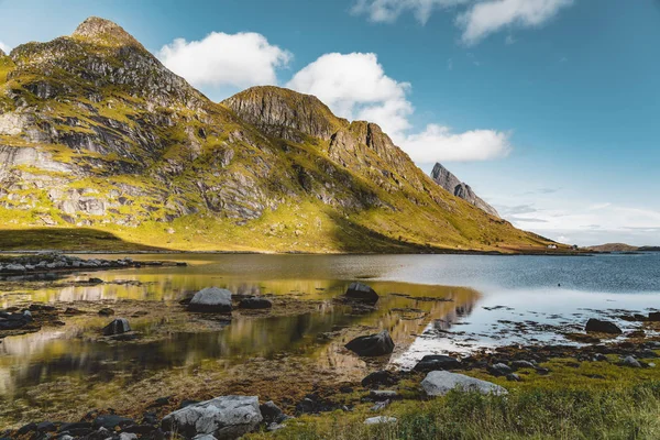 Hiking impressions at Bunes sand beach with view to Bunes Fjorden at Lofoten Islands in Norway on a blue sky with clouds sunny day. — Stock Photo, Image