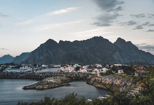 Salida y puesta del sol en Henningsvaer, pueblo pesquero situado en varias pequeñas islas del archipiélago de Lofoten, Noruega, sobre un cielo azul con nubes . —  Fotos de Stock