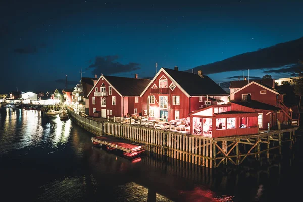 Septiembre 2019, Henningsvaer Lofoten Island: Henningsvaer Brygge Hotel en el pueblo de pescadores después del atardecer. Henningsvaer es un pequeño pueblo de pescadores locoted en el archipiélago de las islas Lofoten en —  Fotos de Stock