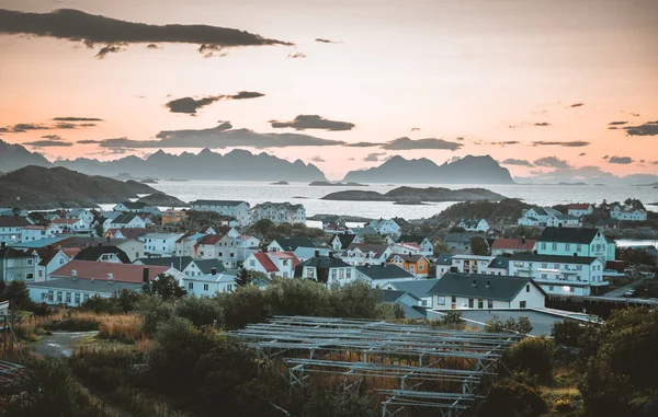 Salida y puesta del sol en Henningsvaer, pueblo pesquero situado en varias pequeñas islas del archipiélago de Lofoten, Noruega, sobre un cielo azul con nubes . — Foto de Stock