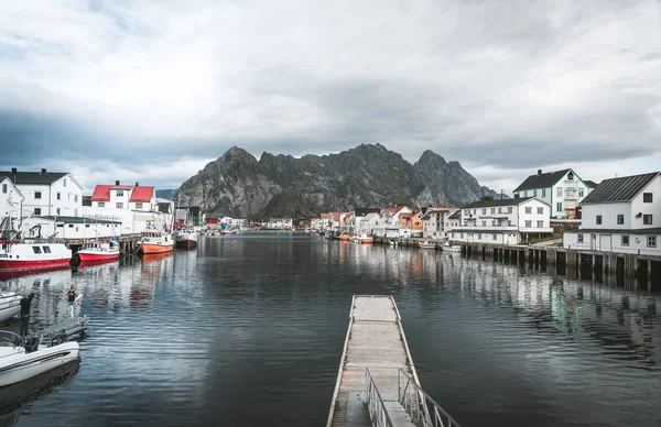 Septiembre de 2018, Isla Henningsvaer Lofoten. Larga exposición de Henningsvaer pueblo de pescadores en un día nublado. Situado en varias islas pequeñas en el archipiélago de Lofoten . —  Fotos de Stock