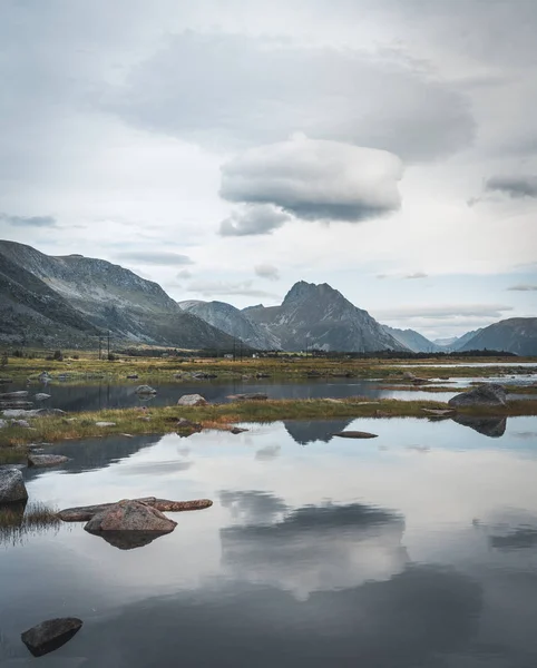 Les reflets magiques des montagnes dans l'eau claire. Pendant le voyage d'été vers le nord norvégien. Lofoten, Norvège . — Photo