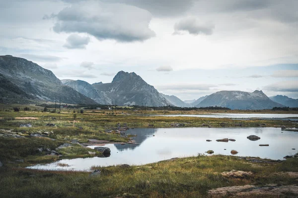 澄んだ水の山の魔法反射。夏の間にノルウェーの北への旅します。ロフォーテン諸島、ノルウェー. — ストック写真