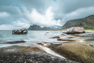 Tipik Lofoten plaj manzarası Ramberg Lofoten denizde kare. Mavi gökyüzü ile güzel bir gün ve bazı bulutlar ön çim ile sahnede. Lofoten Adaları, Norveç Europe