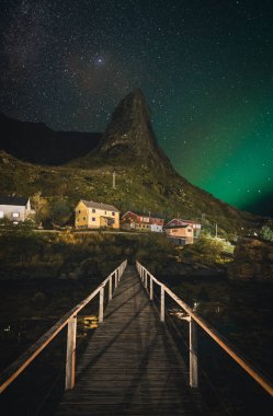 Lofoten Adaları Reine köyü dağda üzerinde Kuzey ışıkları.