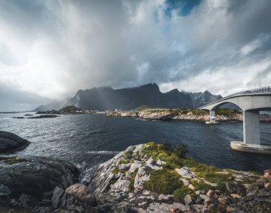 Çarpıcı Hamnoy köprünün Lofoten Adaları, Norveç bir dron anteni gördün. Köprü Reine köyü Hamnoy Köyü ile bağlanır..
