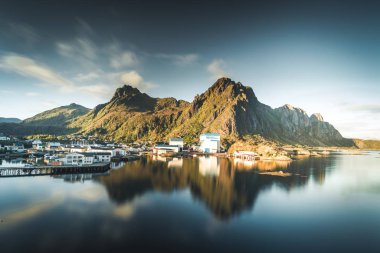 Svolvaer, Norveç - Eylül 2018: Tekneler arka planda dağlar ile waterfront Harbor. Svolvaer Austvagoya Lofoten Adaları'nda bulunan balıkçı köyü ve turistik kasabası olan.
