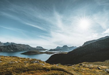Kvalvika beach için mount Ryten Lofoten Adaları Norveç'te gelen mavi ans güneşli bir bulut ile göster.