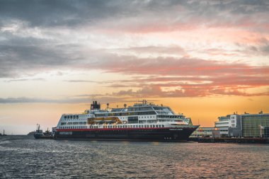 Svolvaer, Norveç - Eylül 2018: Hurtigruten Ms Trollfjord sırasında gün batımı Norveçli şehrin Svolvaer limanda. Svolvaer Austvagoya Lofoten içinde yer alan bir balıkçı köyü ve turistik kasabası olan