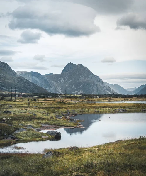 Les reflets magiques des montagnes dans l'eau claire. Pendant le voyage d'été vers le nord norvégien. Lofoten, Norvège . — Photo