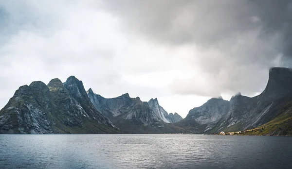 Utsikt mot bergen från båt på en molnig himmel i Reine. Under sommaren resan till norska norr. Lofoten, Norge. — Stockfoto