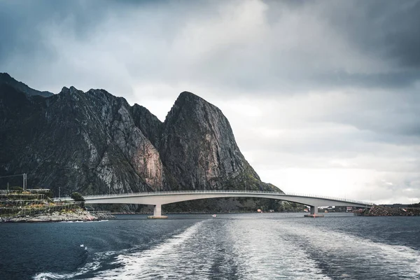 Utsikt mot bergen från båt på en molnig himmel i Reine. Under sommaren resan till norska norr. Lofoten, Norge. — Stockfoto