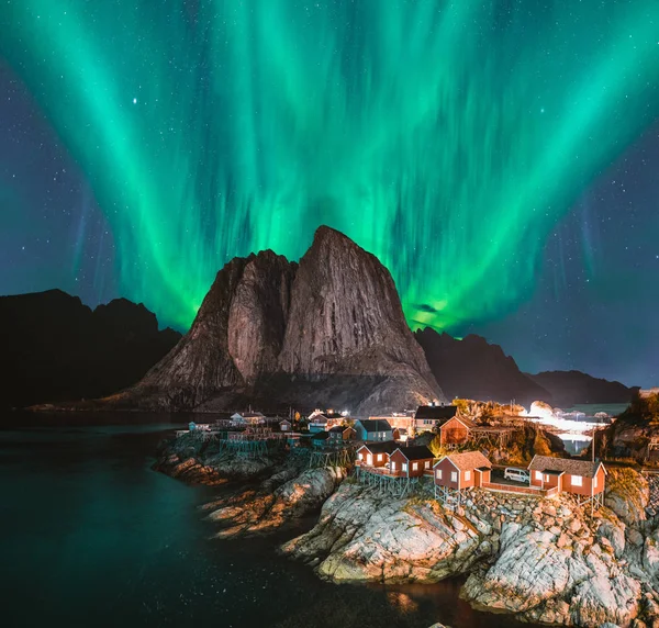 Τα φώτα του Βορείου σέλας με κλασική προβολή από το χωριό του Hamnoy s ο ψαράς, κοντά σε Reine στη Νορβηγία, Νησιά Lofoten. Αυτό το πλάνο είναι τροφοδοτείται από ένα εξαιρετικό βόρειο σέλας Εμφάνιση. — Φωτογραφία Αρχείου