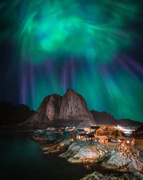 Aurora boreale aurora boreale con vista classica del villaggio di pescatori di Hamnoy, vicino a Reine in Norvegia, isole Lofoten. Questo scatto è alimentato da un meraviglioso spettacolo dell'aurora boreale . — Foto Stock