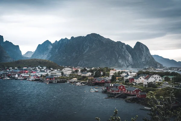 Paysage du village de pêcheurs Reine avec le fjord Reine au coucher du soleil avec de belles lumières sur la montagne, ciel bleu et nuages. Lofoten, Norvège — Photo