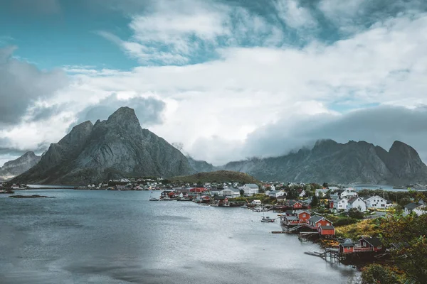 Landskap av fiskebyn Reine med Reine fjorden under solnedgång med fina lampor på berget, blå himmel och moln. Lofoten, Norge — Stockfoto