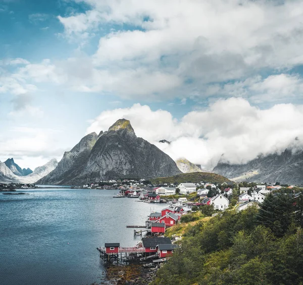 Paisagem da vila piscatória Reine com o fiorde Reine durante o pôr do sol com belas luzes na montanha, céu azul e nuvens. Lofoten, Noruega — Fotografia de Stock