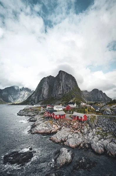 著名旅游景点的全景 Hamnoy 渔村附近的罗弗敦群岛, 挪威的红色弗洛罗房子在秋天与云彩和蓝天和海浪. — 图库照片