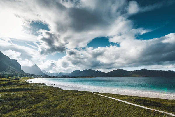 En typisk Lofoten beach se ramar havet vid Ramberg Lofoten. Scen på en vacker dag med blå himmel och några moln med gräs i förgrunden. Lofoten öarna, Norge Europa — Stockfoto