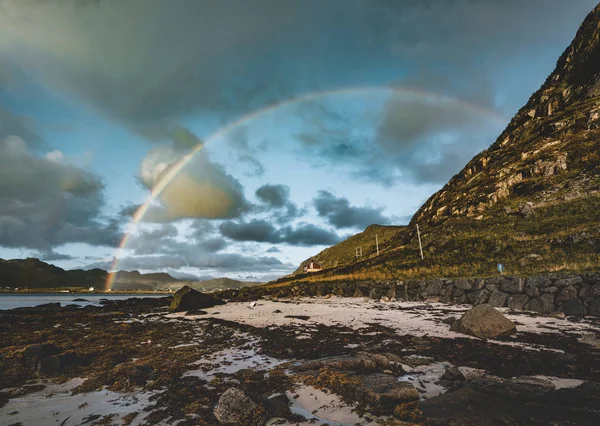 Dubbel regnbåge över den lilla fiskebyn med blå himmel och cloouds och bergen i Lofoten, Norge. — Stockfoto