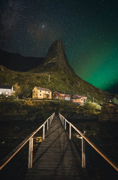 Norrsken över berget i den byn av Reine i Lofotens öar. — Stockfoto