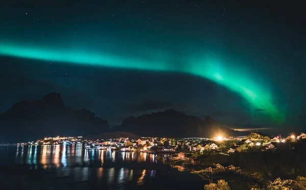 Northern Lights Aurora Borealis med klassisk vy över fisherman s byn av Reine nära Hamnoy i Norge, Lofoten öarna. Detta skott drivs av en fantastiskt norrsken-show. — Stockfoto