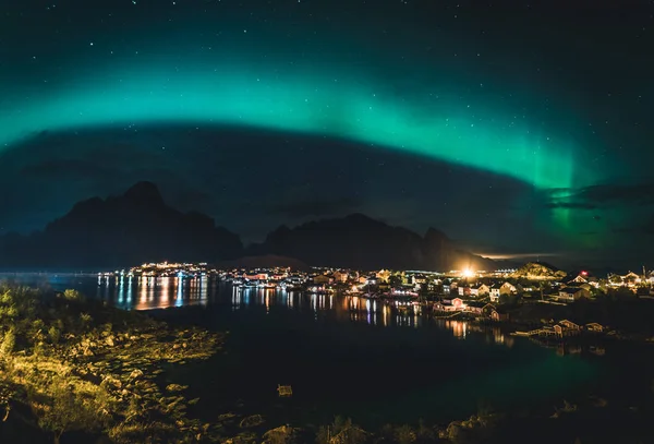 Northern Lights Aurora Borealis com vista clássica da vila de pescadores de Reine, perto de Hamnoy, na Noruega, ilhas Lofoten. Este tiro é alimentado por um maravilhoso show Northern Lights . — Fotografia de Stock