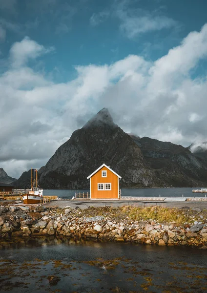 노란 rorbu 백그라운드에서 산으로 흐린 날에 Sakrisoy 어촌의 주택. Lofoten 섬, 노르웨이 — 스톡 사진