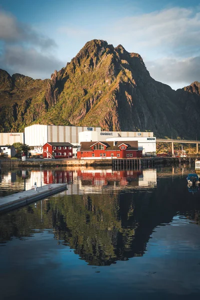 Svolvaer, Noruega - Setembro de 2018: Barcos no porto à beira-mar com montanhas ao fundo. Svolvaer é uma vila piscatória e turística localizada em Austvagoya, nas Ilhas Lofoten . — Fotografia de Stock