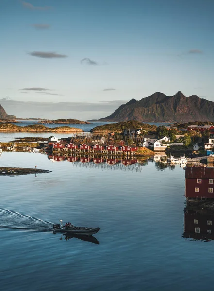 Svolvaer, Noorwegen - September 2018: Boten in de haven van de waterkant met de bergen op de achtergrond. Svolvaer is een visserij dorp en toeristische stadje op Austvagoya in de Lofoten eilanden. — Stockfoto