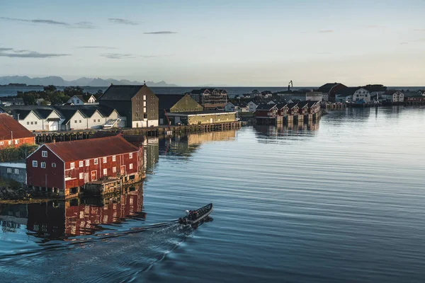 Svolvaer, Norsko - září 2018: Lodě v přístavu nábřeží s horami v pozadí. Rybářské vesnice a turistické město, ležící na Austvagoya v Lofot je Svolvaer. — Stock fotografie