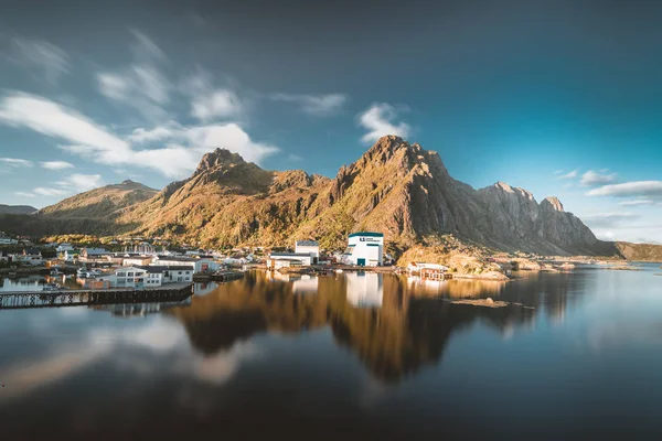 Svolvær, Norge - September 2018: Båtar i vattnet hamnen med bergen i bakgrunden. Svolvaer är en fiske byn och turist stad på Austvagoya i Lofoten. — Stockfoto