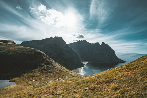Переглянути Kvalvika пляж від гори Ryten у Норвегії прибуття острови синій ans сонячний день з перемінна хмарність. — стокове фото