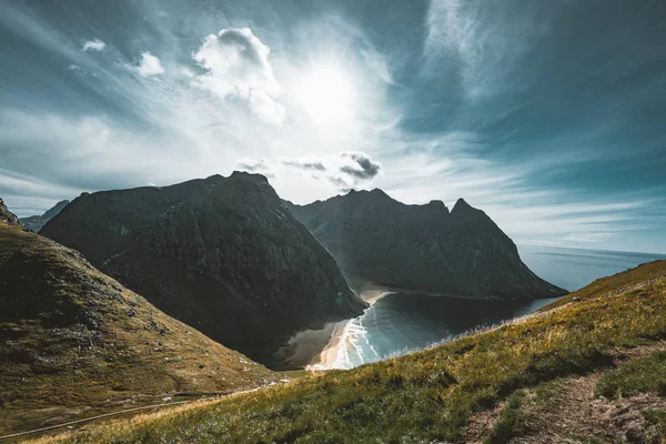 Vue sur la plage de Kvalvika depuis le mont Ryten dans les îles Lofoten en Norvège par une journée bleue et ensoleillée avec quelques nuages . — Photo