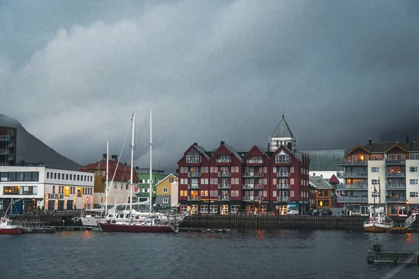 Svolvaer, Norsko - září 2018: Lodě v přístavu nábřeží s horami v pozadí. Rybářské vesnice a turistické město, ležící na Austvagoya v Lofot je Svolvaer. — Stock fotografie