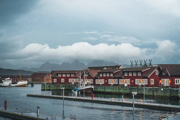Svolvaer, Norsko - září 2018: Lodě v přístavu nábřeží s horami v pozadí. Rybářské vesnice a turistické město, ležící na Austvagoya v Lofot je Svolvaer. — Stock fotografie