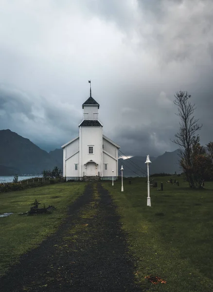 Larga exposición de la iglesia blanca de Gimsoy con rocas y océano atlántico. Foto tomada en la isla de Gimsoy, Lofoten Noruega . — Foto de Stock