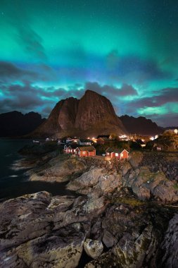 Kuzey ışıkları Aurora Borealis balıkçı s Köyü Hamnoy, Norveç, Lofoten Adaları'Reine yakınındaki klasik görünümü ile. Bu atışı desteklenmektedir tarafından harika bir Kuzey ışıkları show.